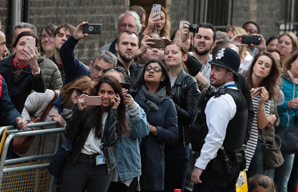 Nước Anh rộn ràng trước tin hoàng tử bé chào đời